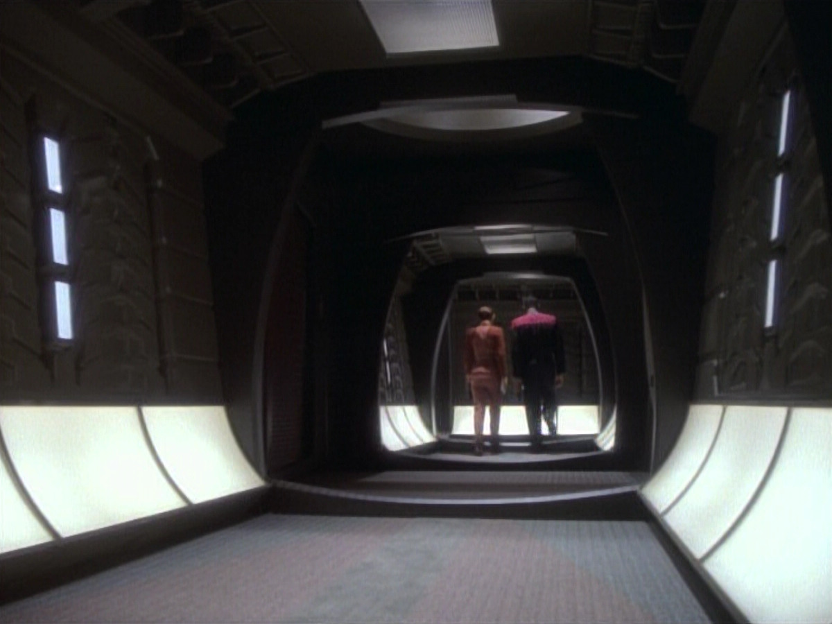 extant_StarTrekDS9_1x04-PastPrologue_3594.jpg