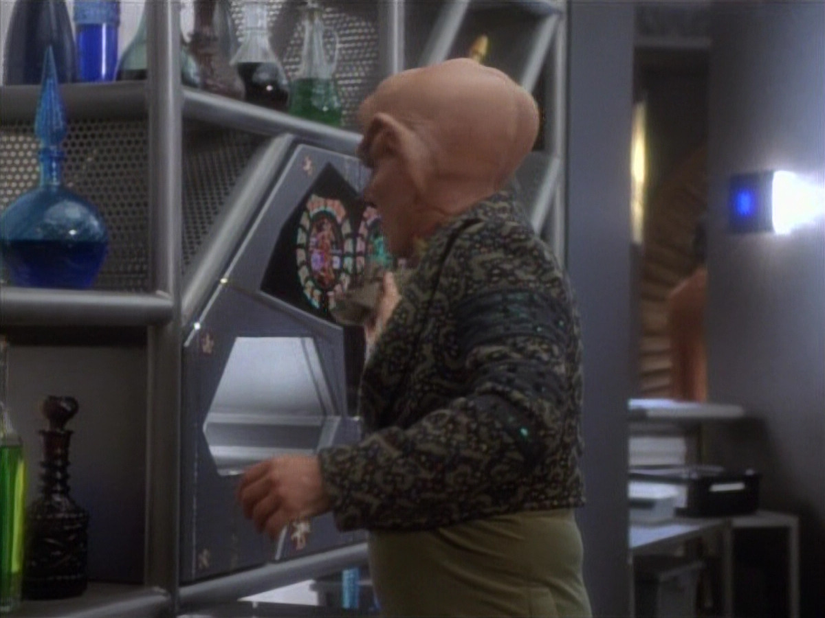 extant_StarTrekDS9_1x05-Babel_00670.jpg
