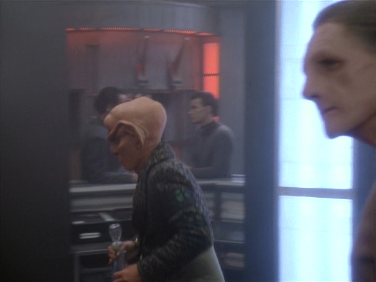 extant_StarTrekDS9_1x05-Babel_01400.jpg