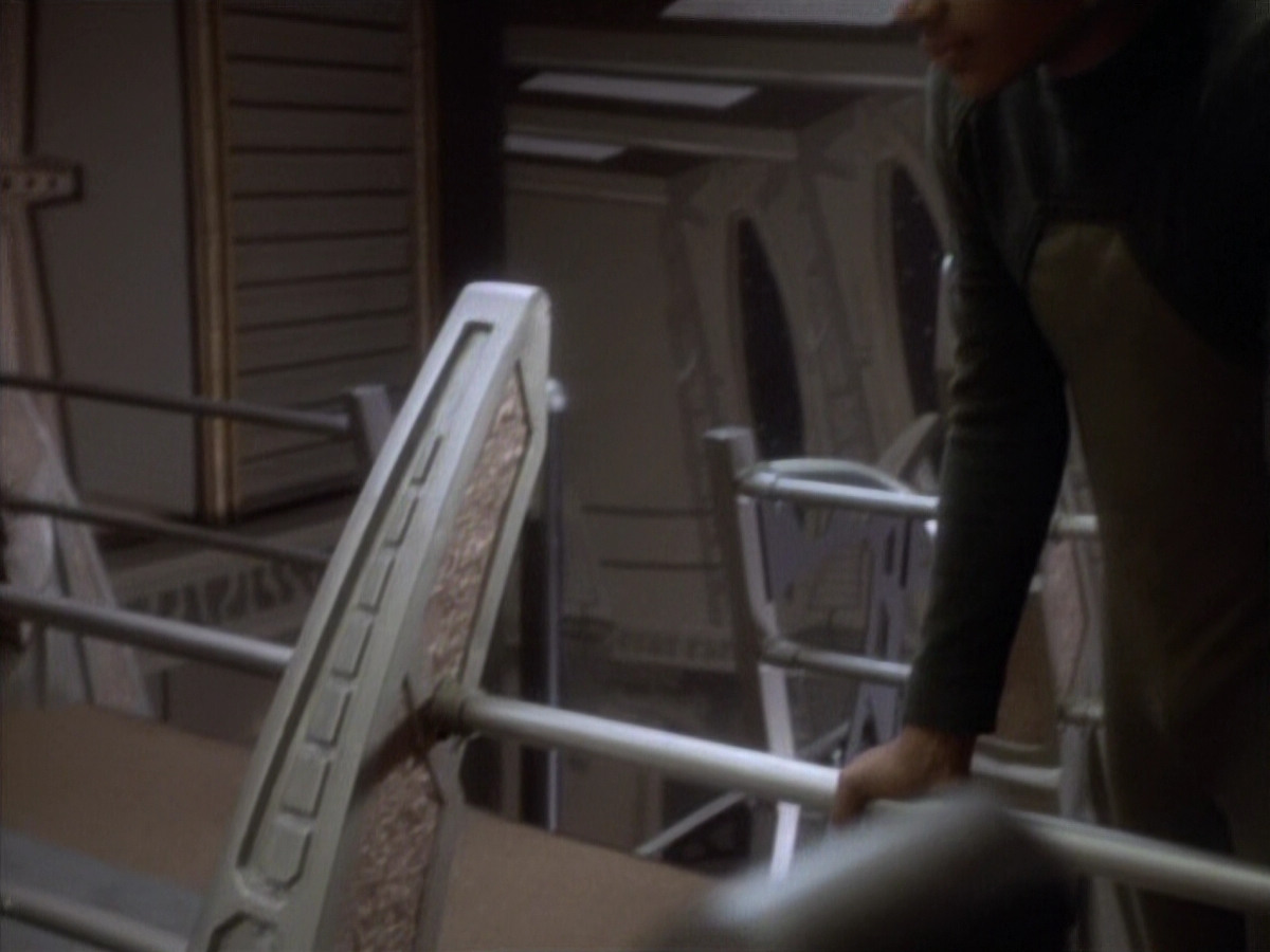 extant_StarTrekDS9_1x05-Babel_01451.jpg