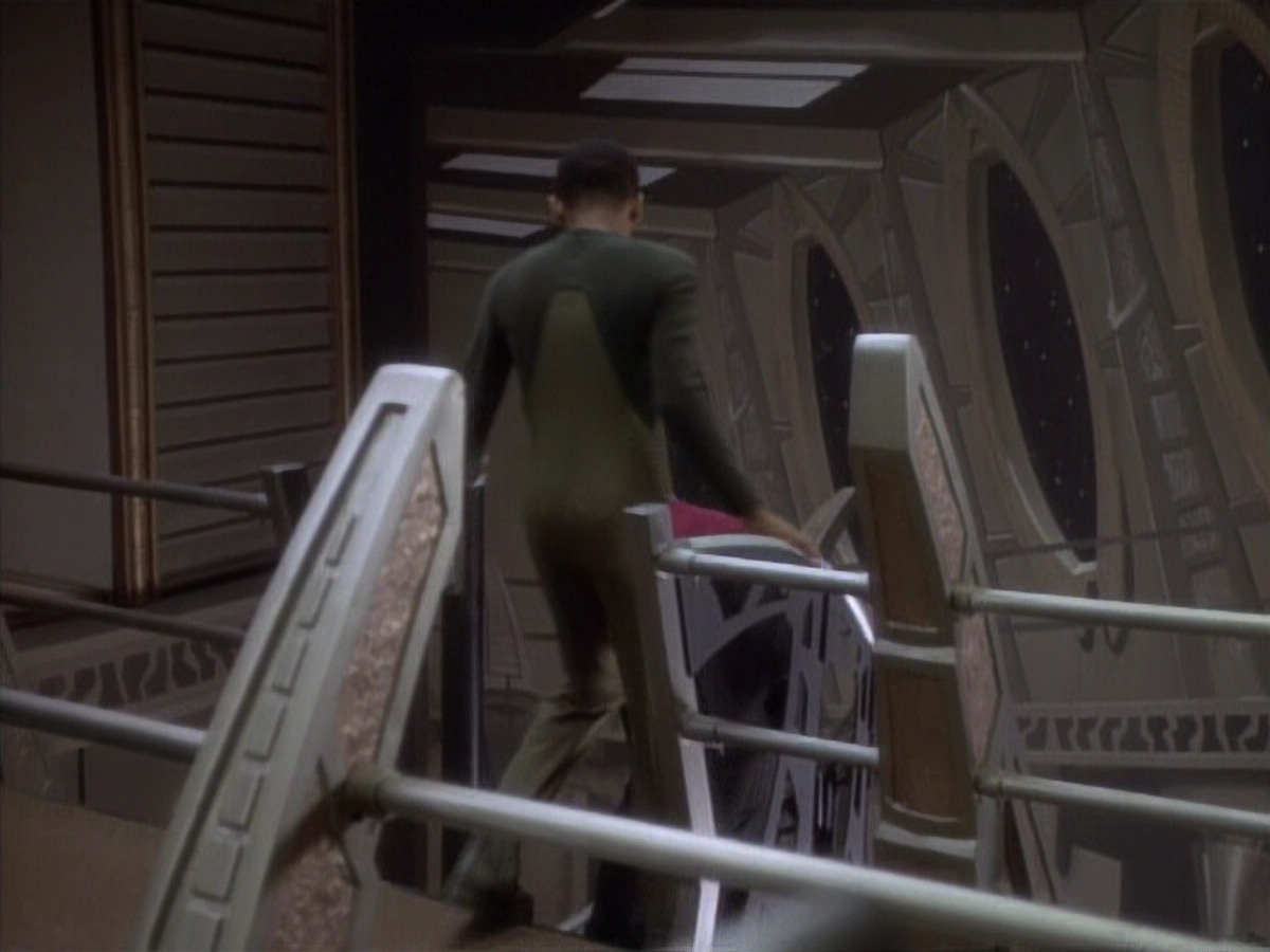 extant_StarTrekDS9_1x05-Babel_01460.jpg