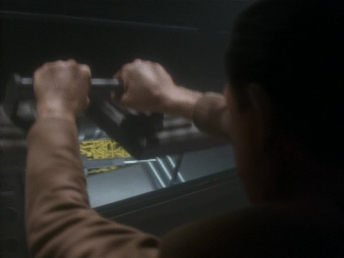 extant_StarTrekDS9_1x05-Babel_03637.jpg