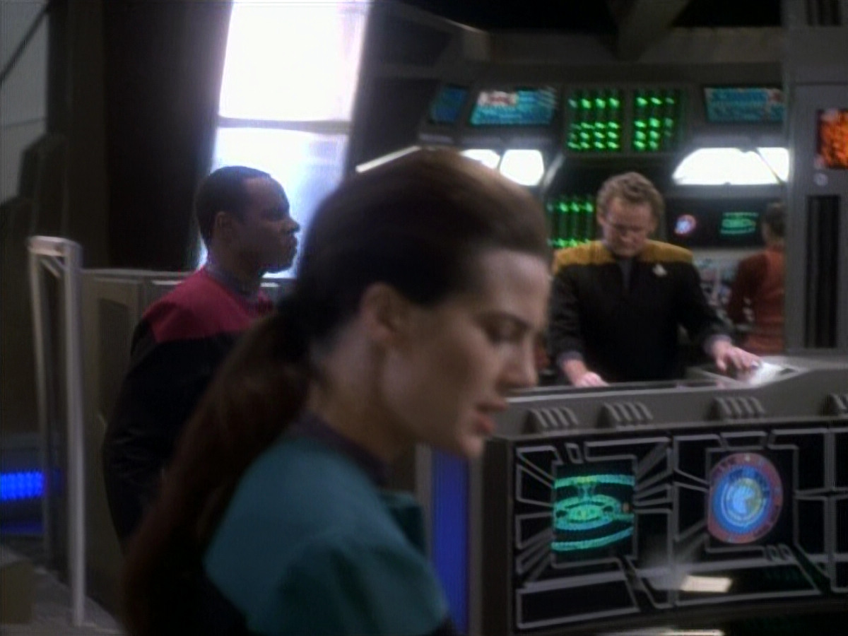 extant_StarTrekDS9_1x06-CaptivePursuitl_00125.jpg
