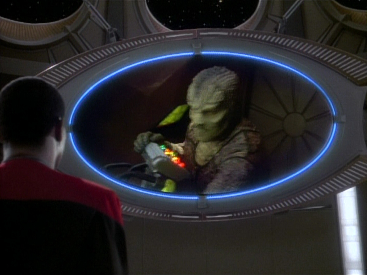 extant_StarTrekDS9_1x06-CaptivePursuitl_00150.jpg