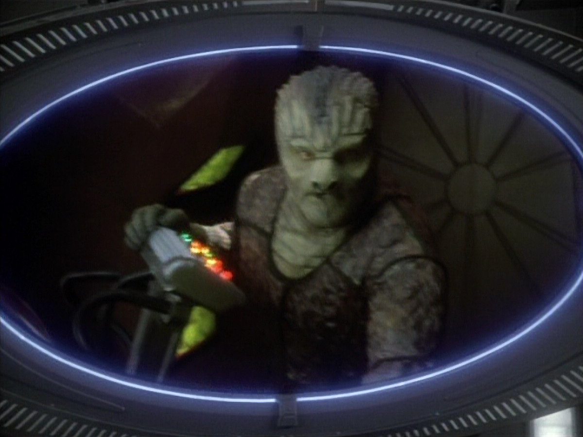 extant_StarTrekDS9_1x06-CaptivePursuitl_00167.jpg