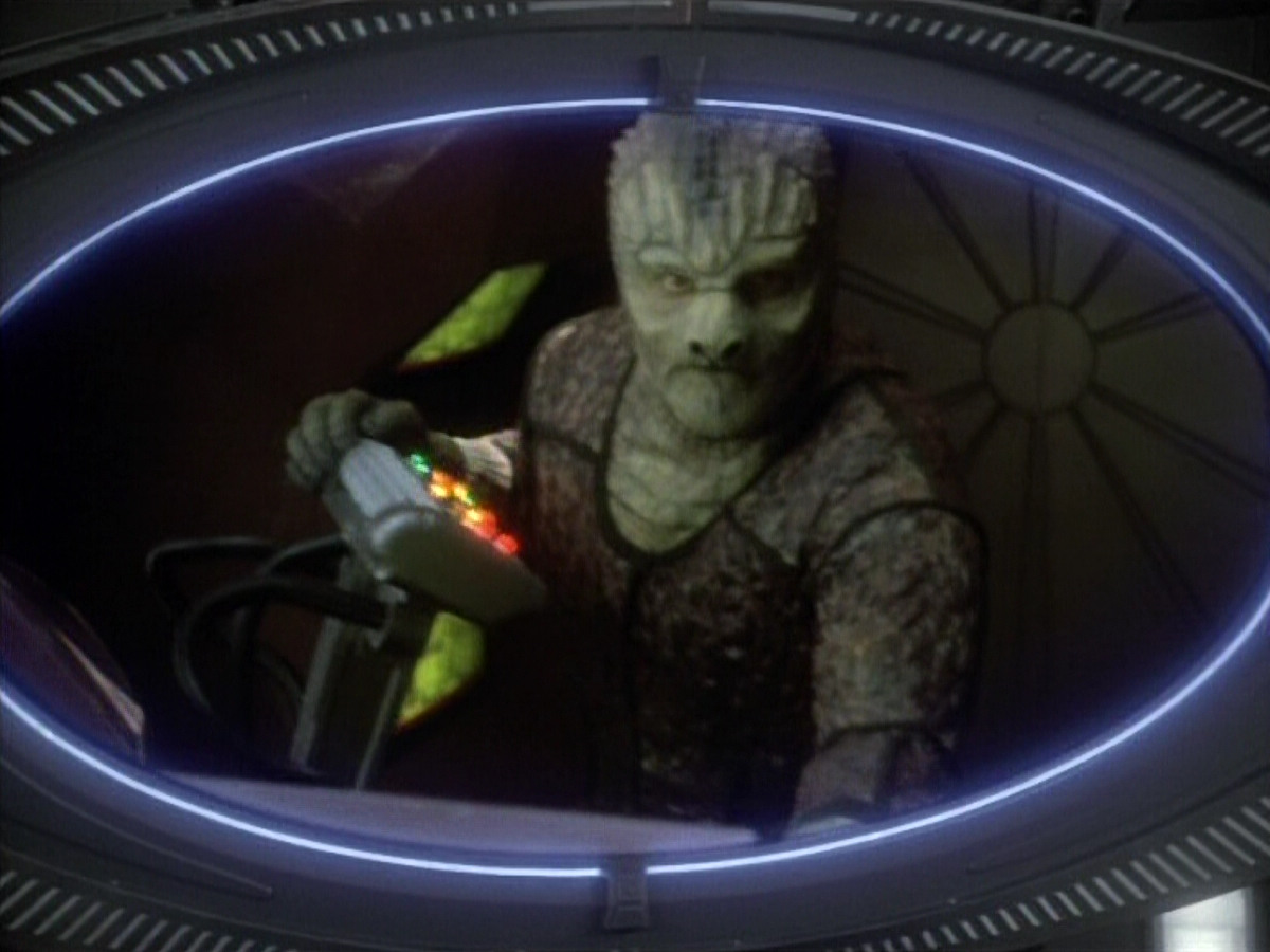 extant_StarTrekDS9_1x06-CaptivePursuitl_00168.jpg