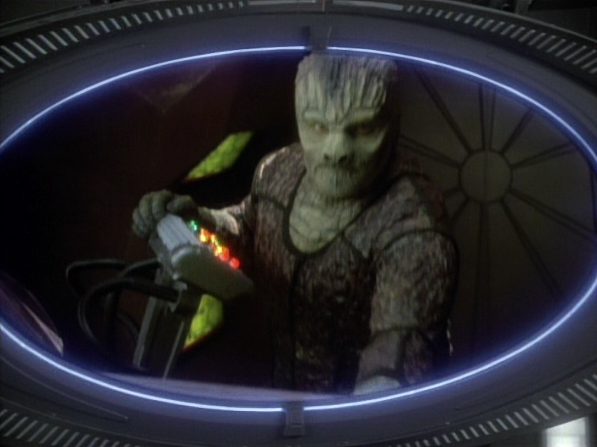 extant_StarTrekDS9_1x06-CaptivePursuitl_00170.jpg