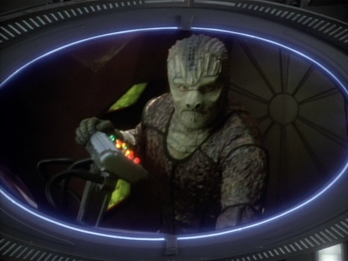 extant_StarTrekDS9_1x06-CaptivePursuitl_00171.jpg