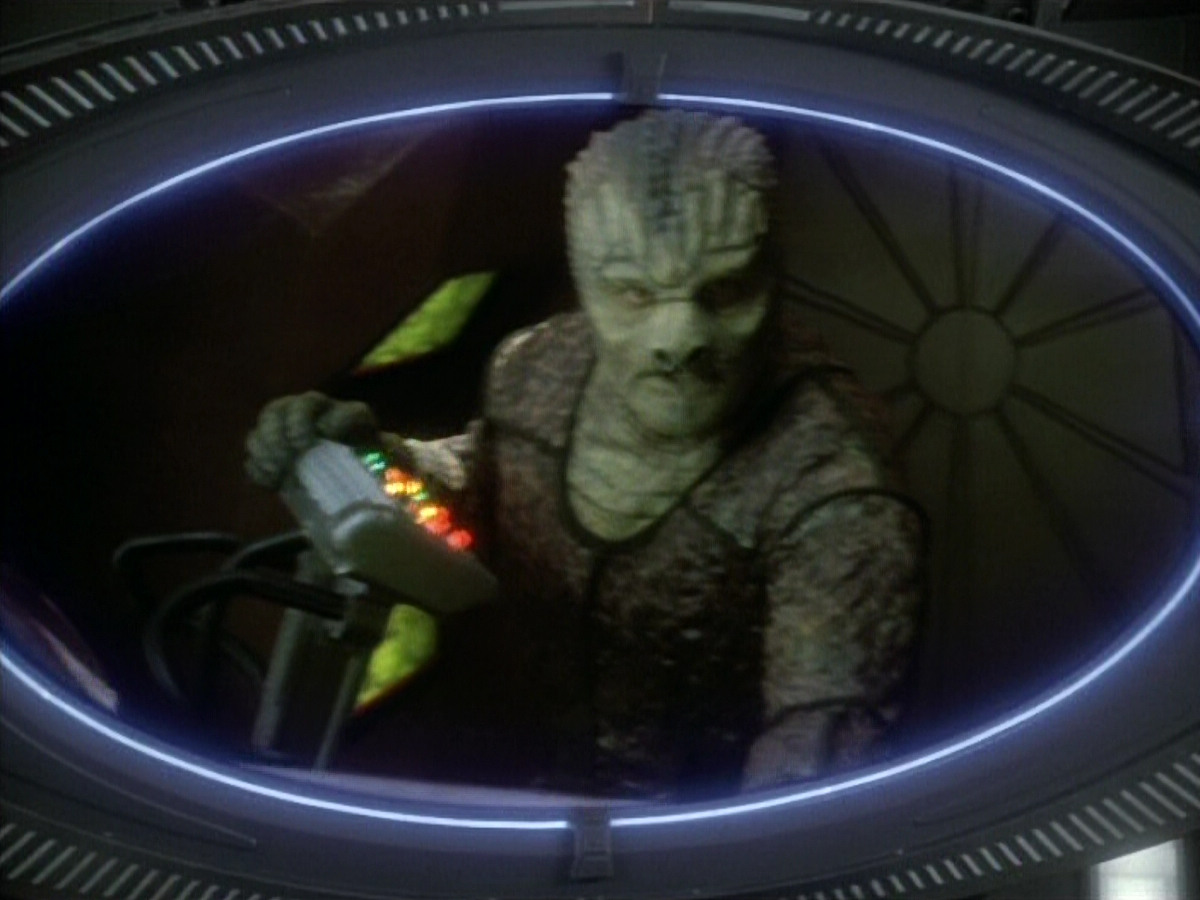 extant_StarTrekDS9_1x06-CaptivePursuitl_00179.jpg
