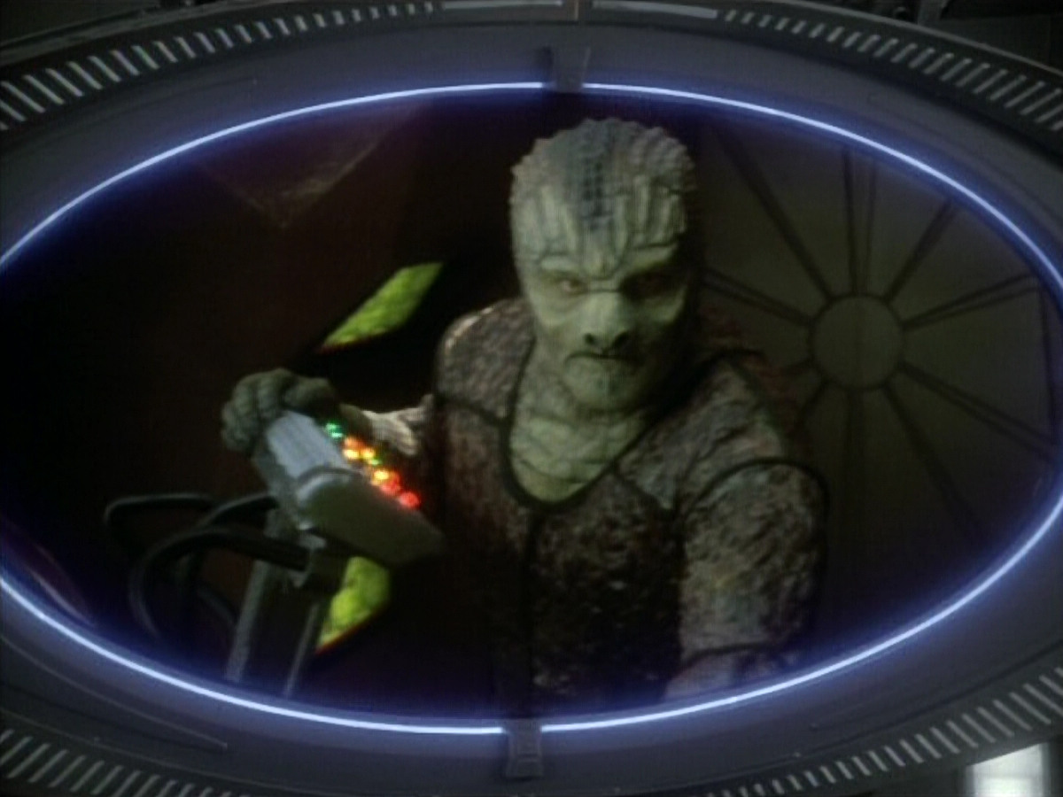 extant_StarTrekDS9_1x06-CaptivePursuitl_00180.jpg