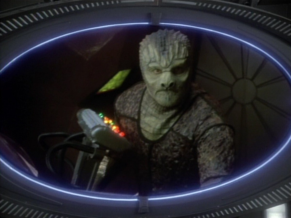 extant_StarTrekDS9_1x06-CaptivePursuitl_00191.jpg