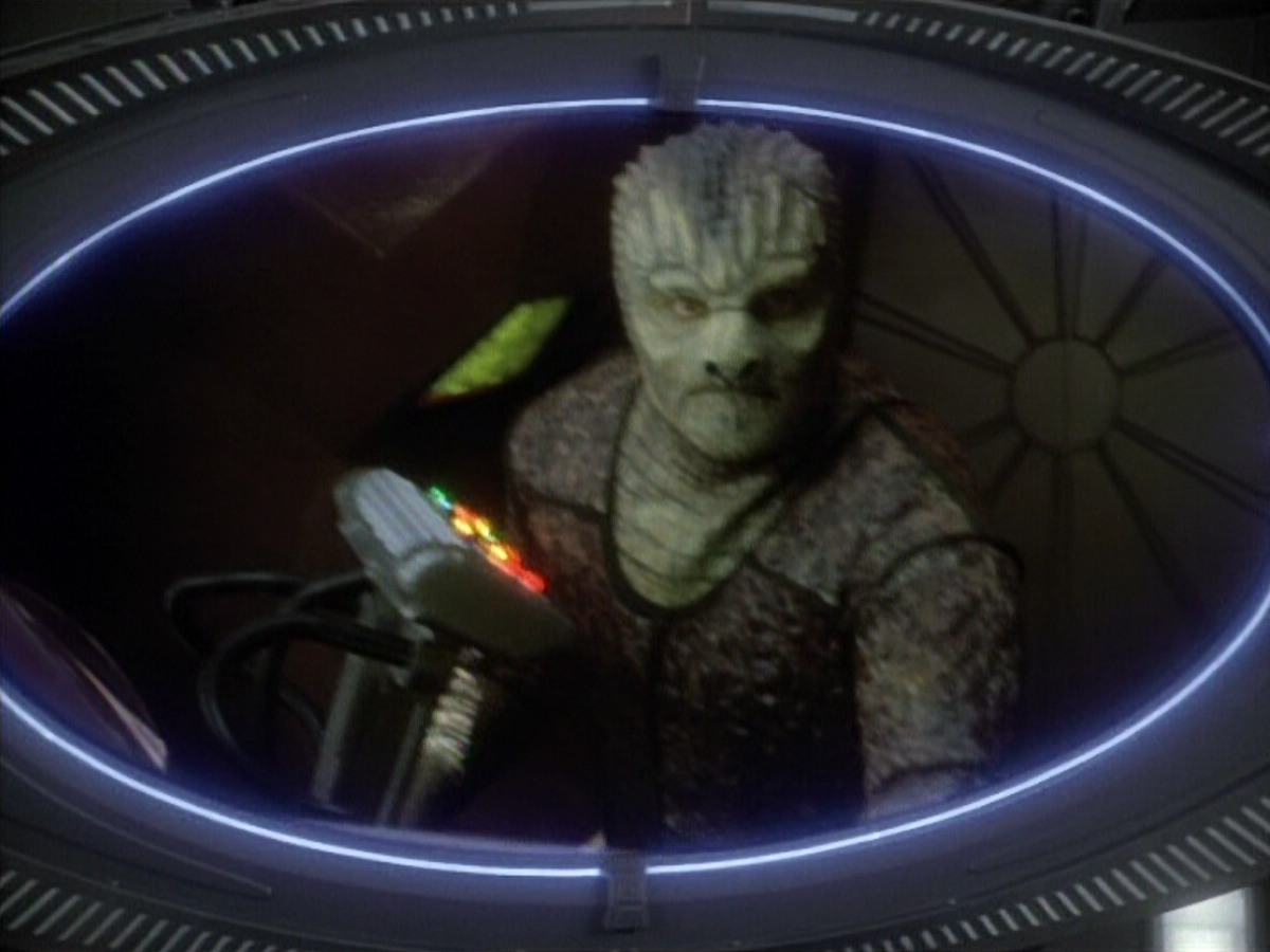 extant_StarTrekDS9_1x06-CaptivePursuitl_00192.jpg