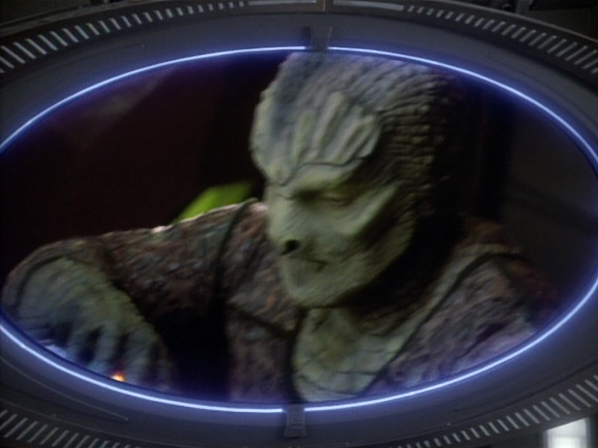 extant_StarTrekDS9_1x06-CaptivePursuitl_00231.jpg