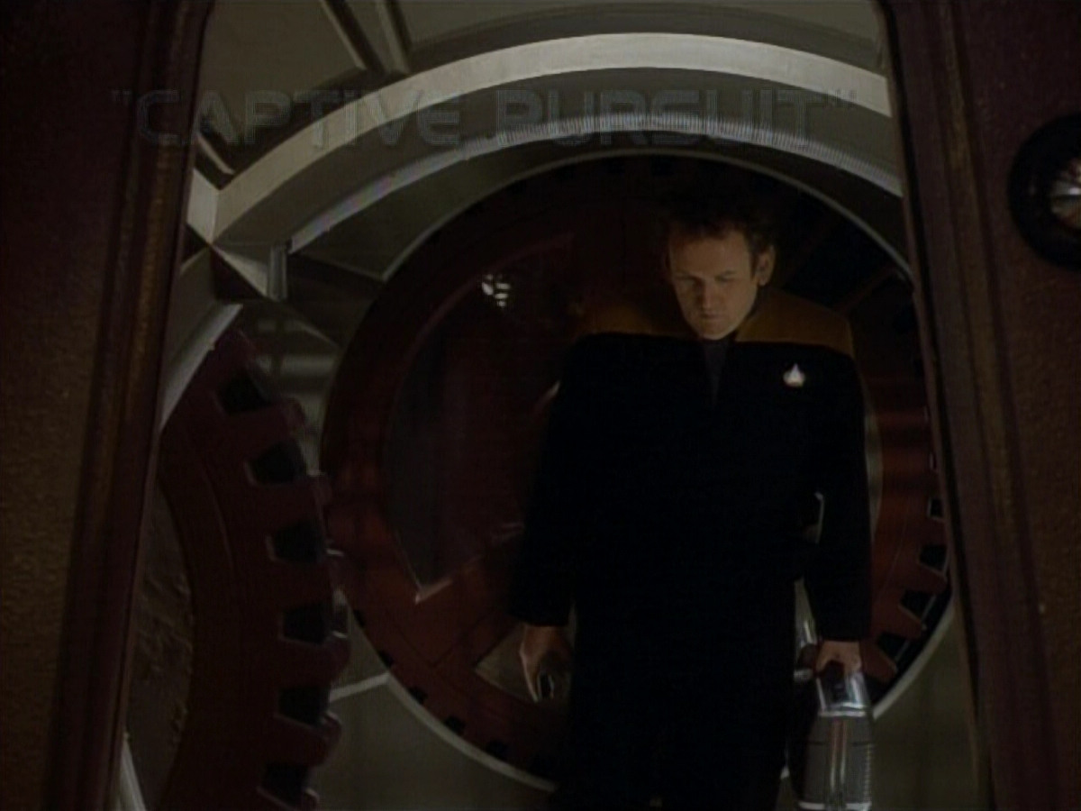 extant_StarTrekDS9_1x06-CaptivePursuitl_00472.jpg