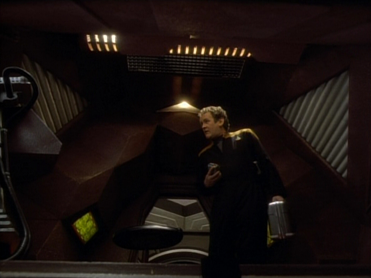 extant_StarTrekDS9_1x06-CaptivePursuitl_00543.jpg
