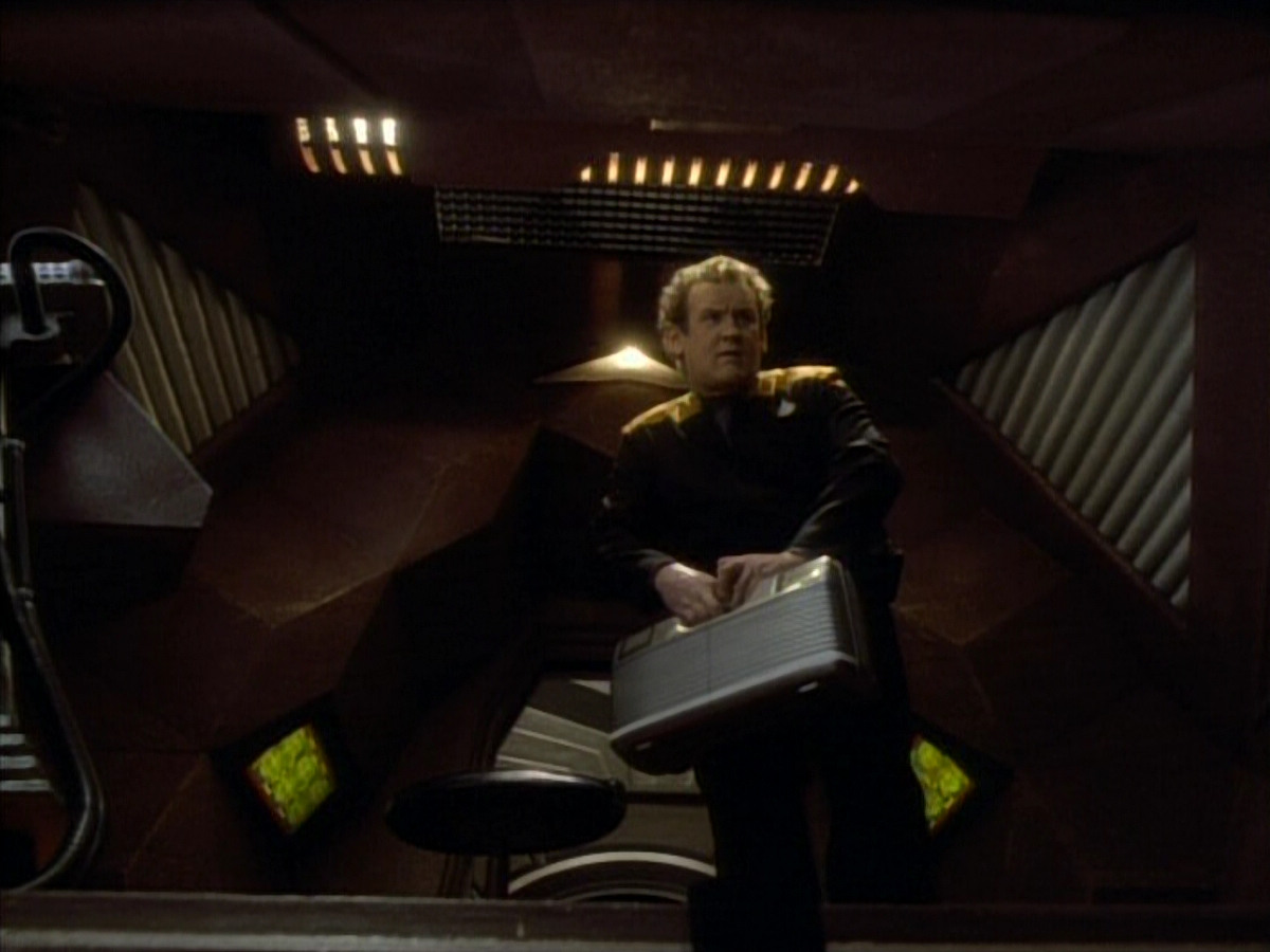extant_StarTrekDS9_1x06-CaptivePursuitl_00551.jpg