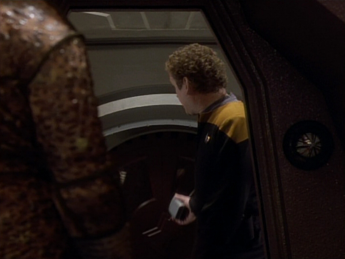 extant_StarTrekDS9_1x06-CaptivePursuitl_00734.jpg