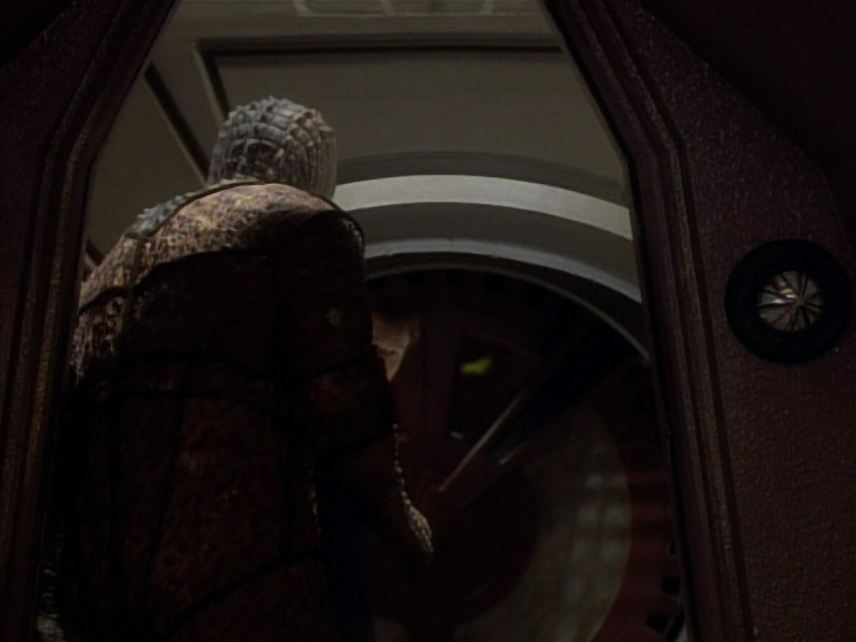 extant_StarTrekDS9_1x06-CaptivePursuitl_00765.jpg