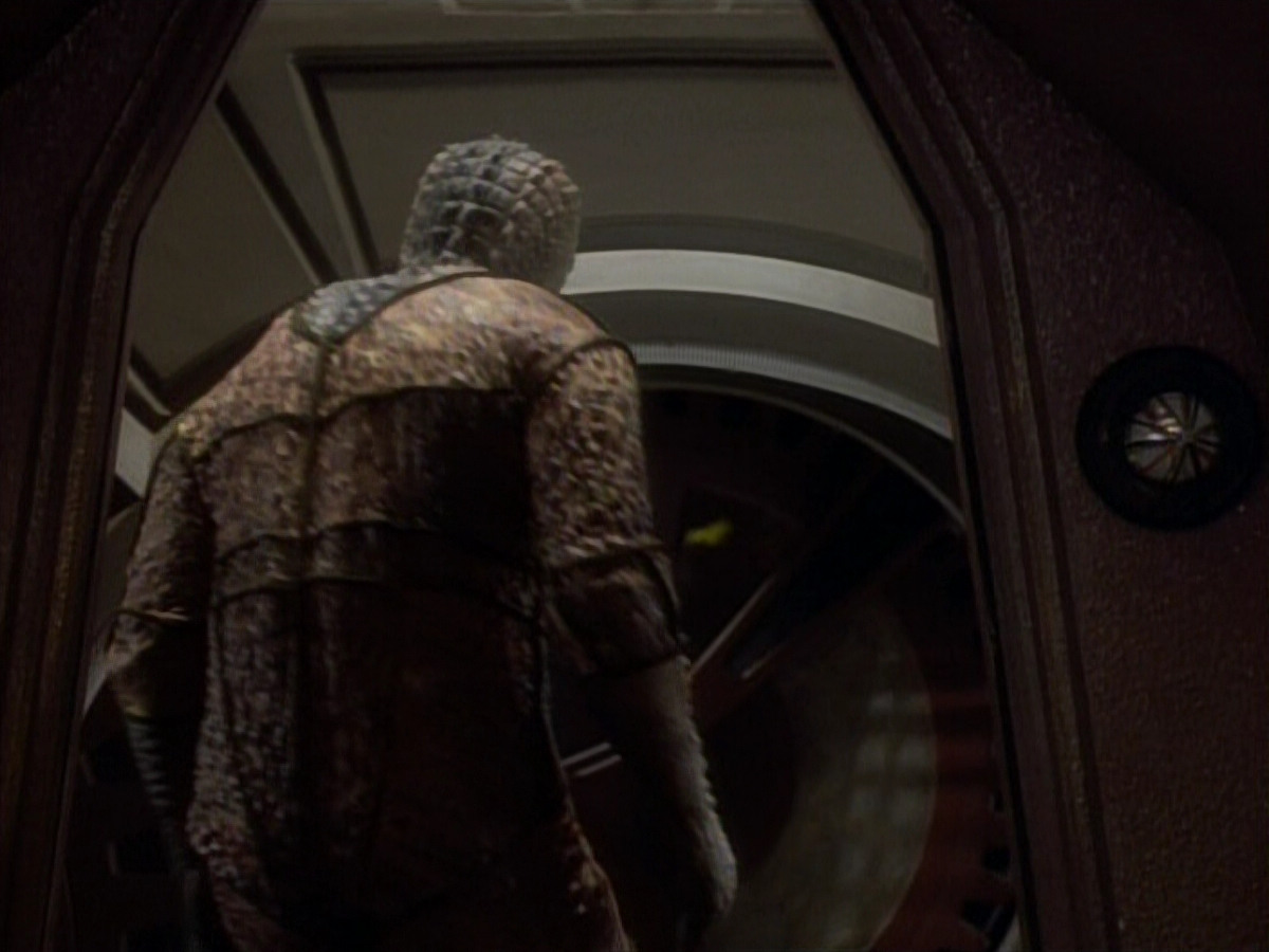 extant_StarTrekDS9_1x06-CaptivePursuitl_00766.jpg