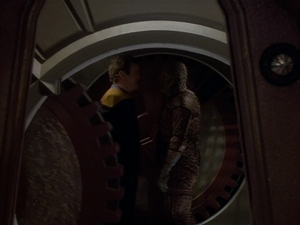 extant_StarTrekDS9_1x06-CaptivePursuitl_00771.jpg