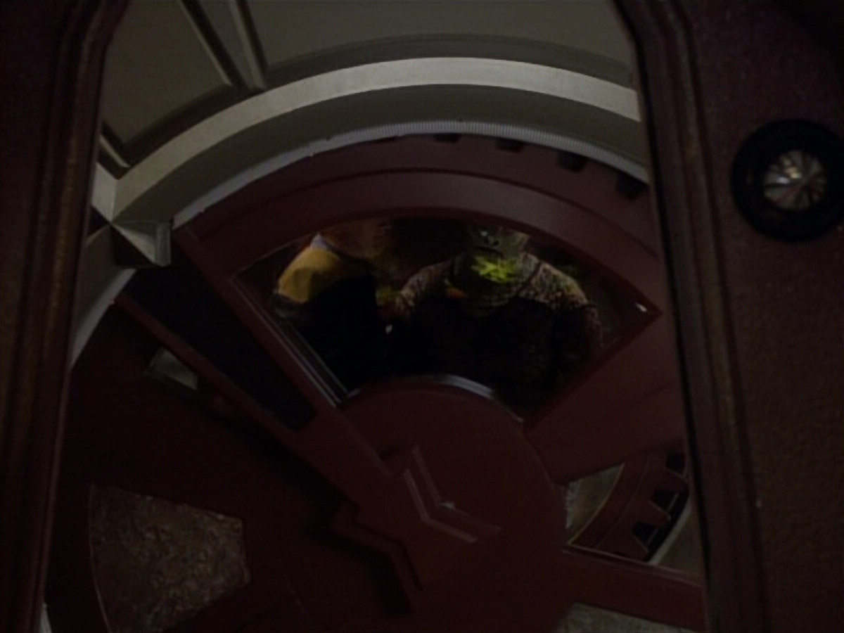 extant_StarTrekDS9_1x06-CaptivePursuitl_00775.jpg