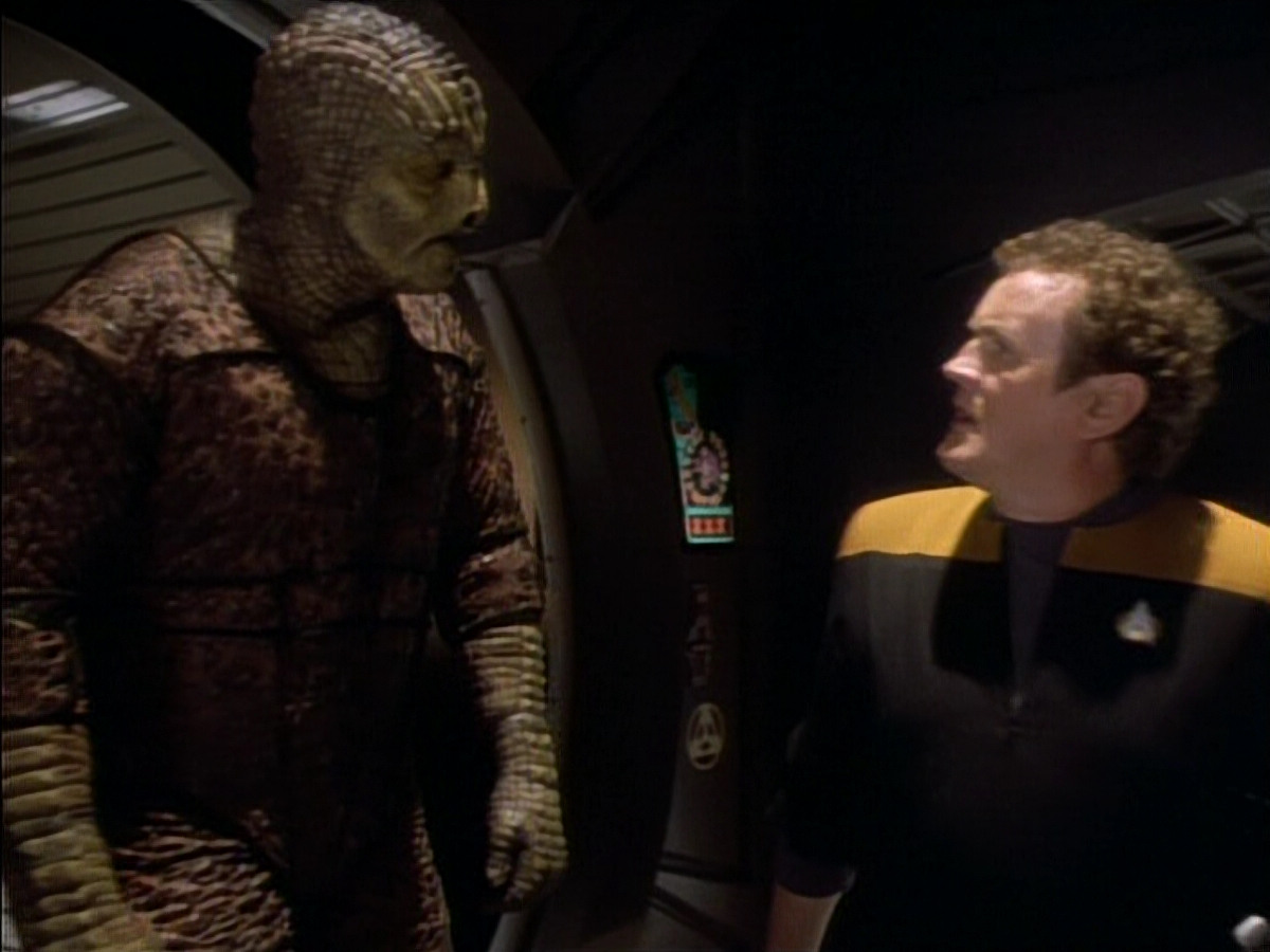 extant_StarTrekDS9_1x06-CaptivePursuitl_00787.jpg