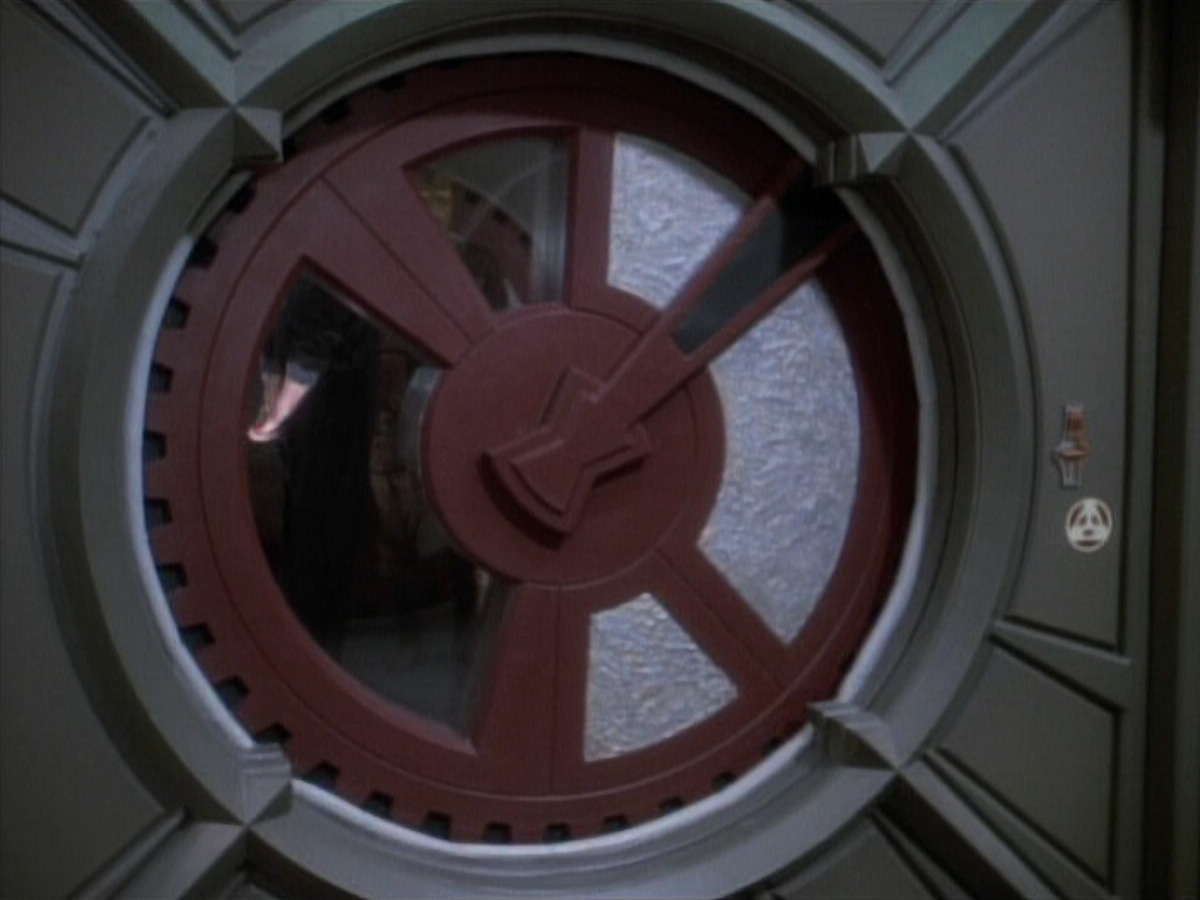 extant_StarTrekDS9_1x06-CaptivePursuitl_00804.jpg