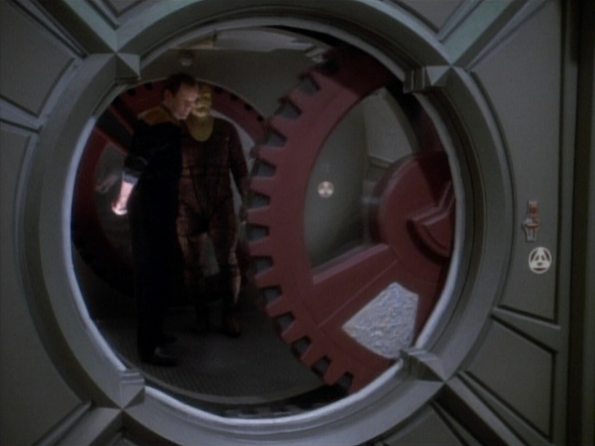 extant_StarTrekDS9_1x06-CaptivePursuitl_00807.jpg