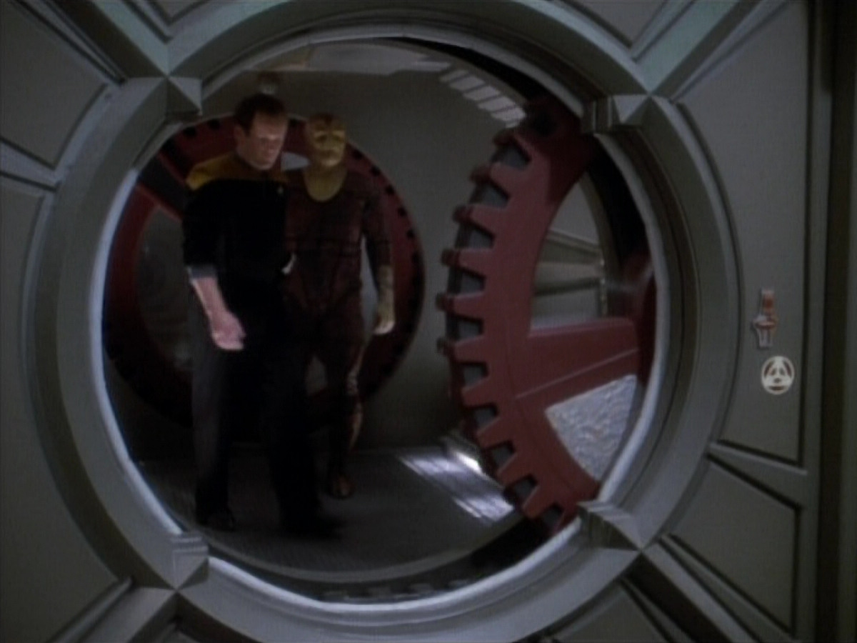 extant_StarTrekDS9_1x06-CaptivePursuitl_00808.jpg