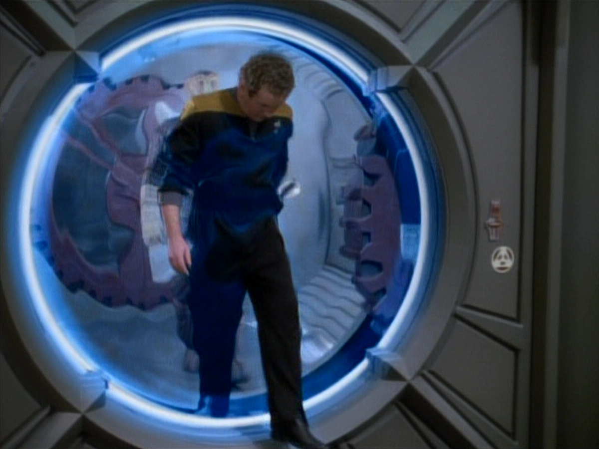 extant_StarTrekDS9_1x06-CaptivePursuitl_00810.jpg