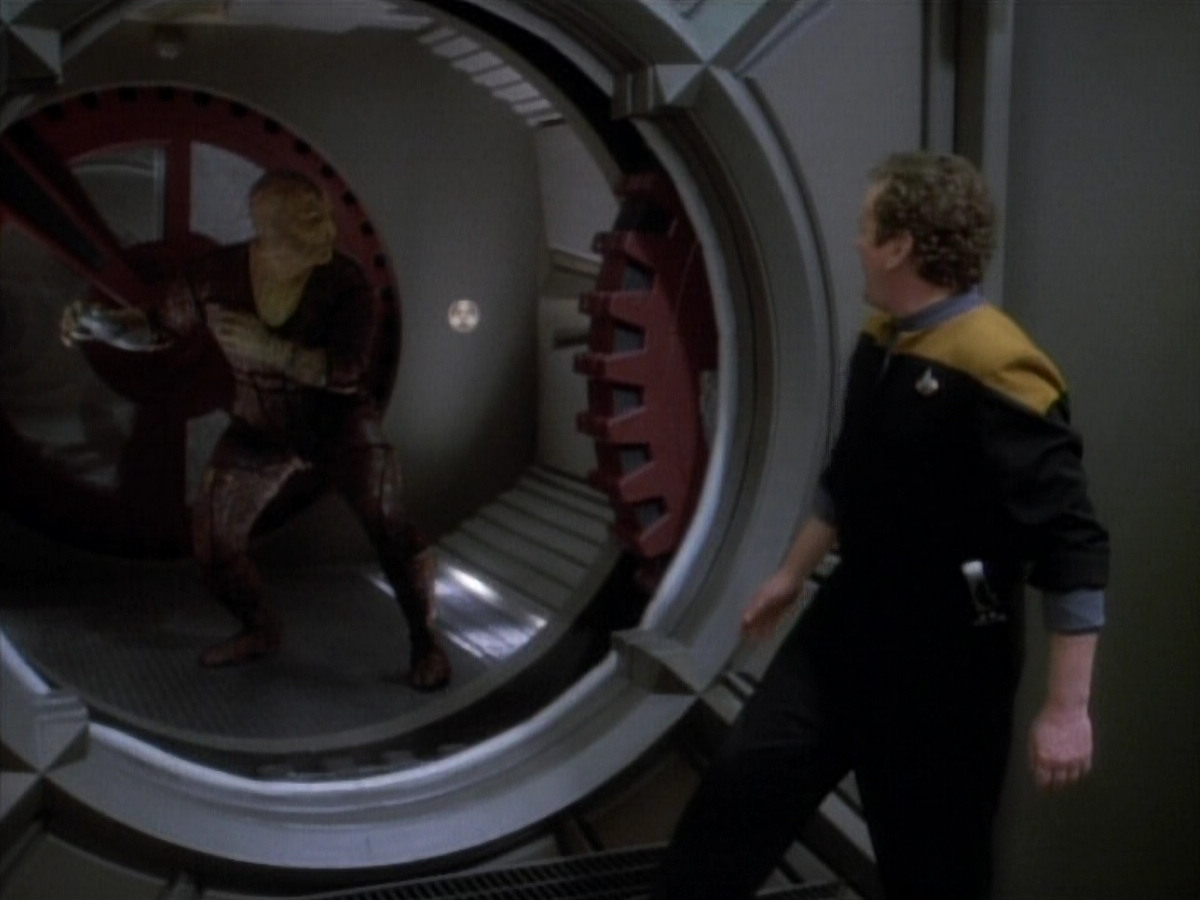 extant_StarTrekDS9_1x06-CaptivePursuitl_00813.jpg