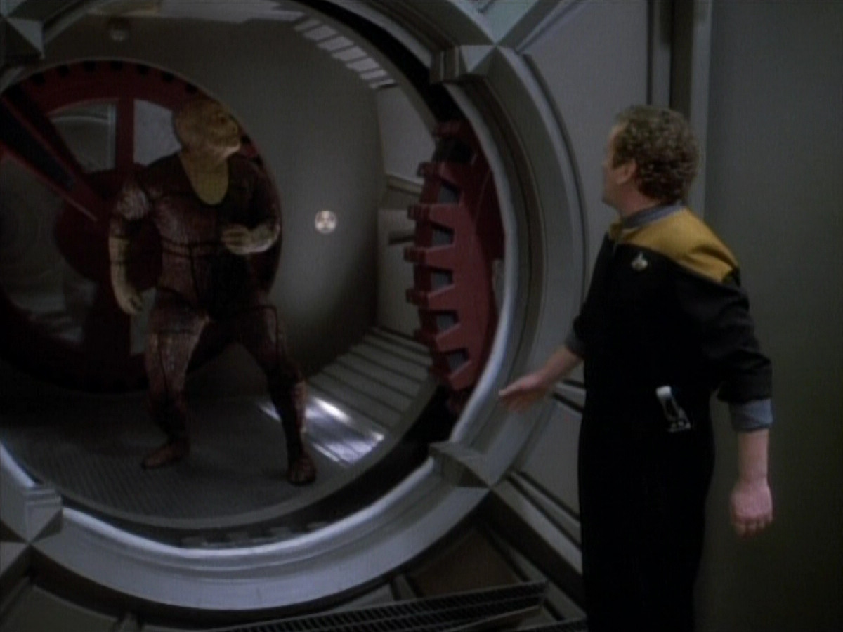 extant_StarTrekDS9_1x06-CaptivePursuitl_00814.jpg