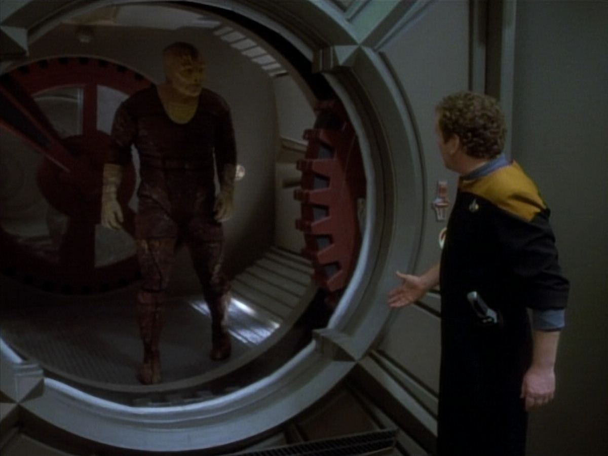 extant_StarTrekDS9_1x06-CaptivePursuitl_00822.jpg