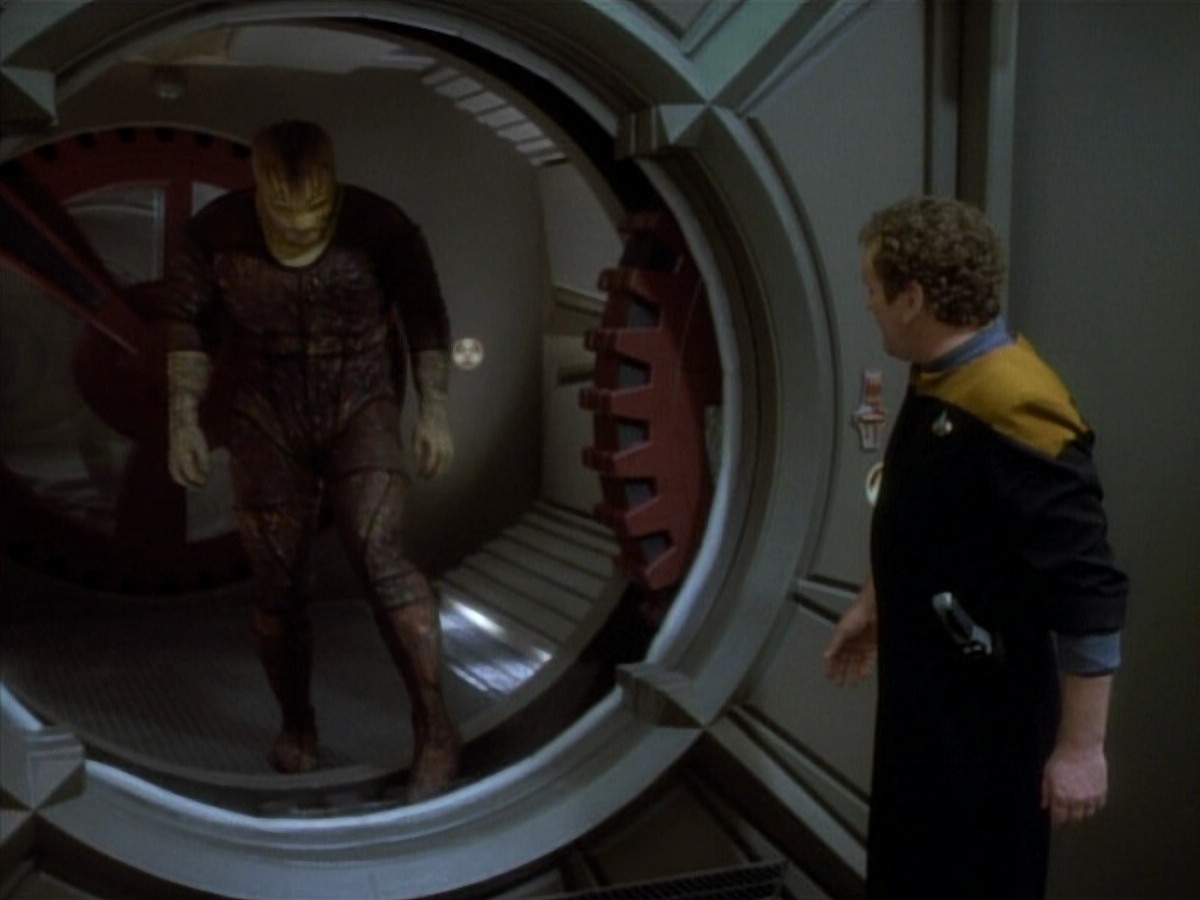 extant_StarTrekDS9_1x06-CaptivePursuitl_00825.jpg