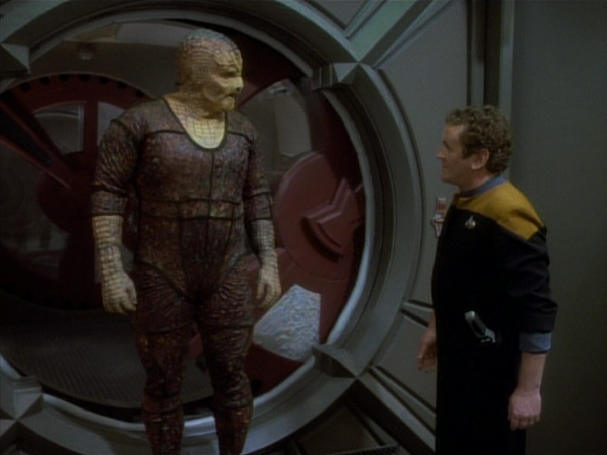 extant_StarTrekDS9_1x06-CaptivePursuitl_00833.jpg
