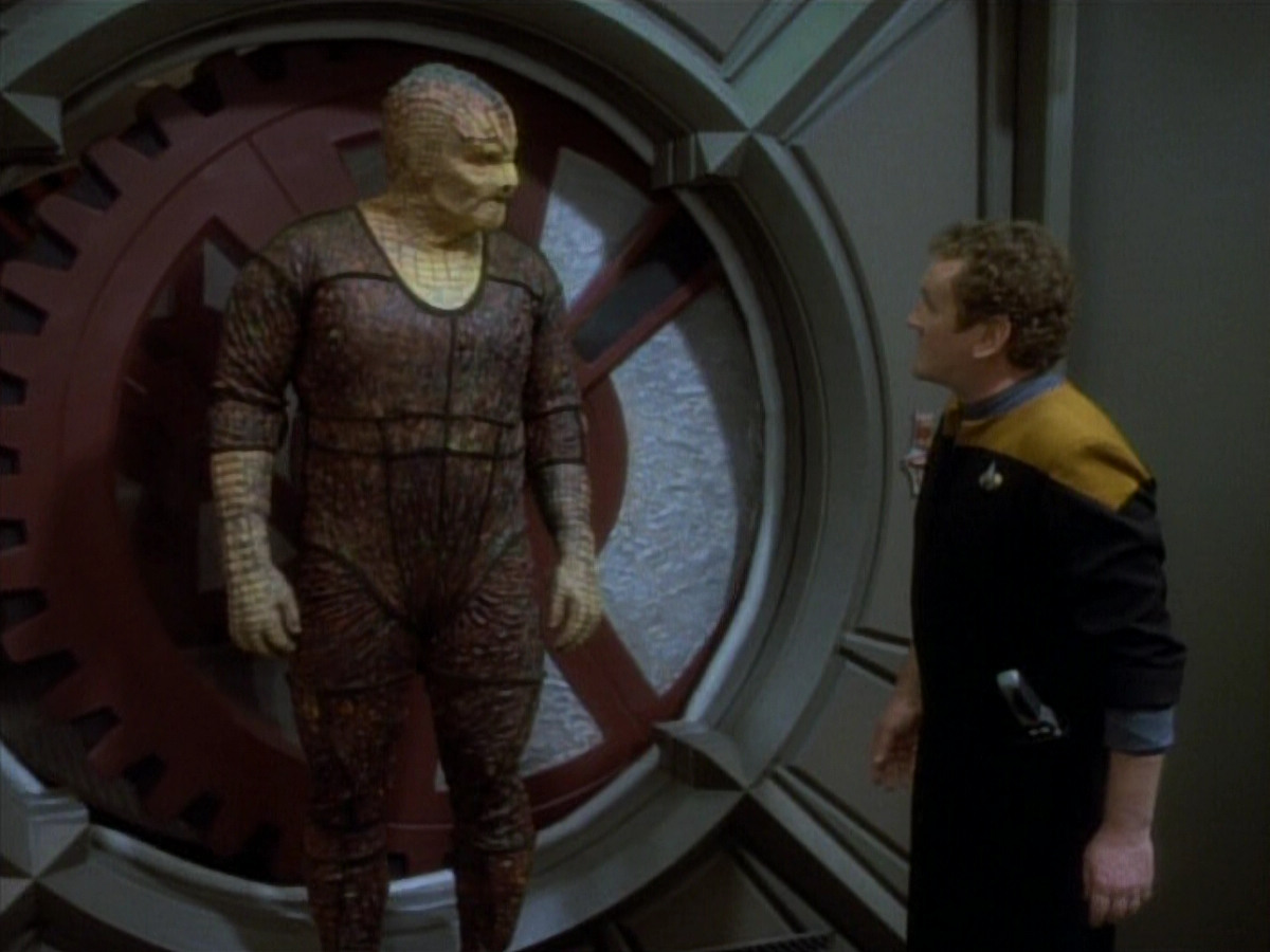 extant_StarTrekDS9_1x06-CaptivePursuitl_00835.jpg