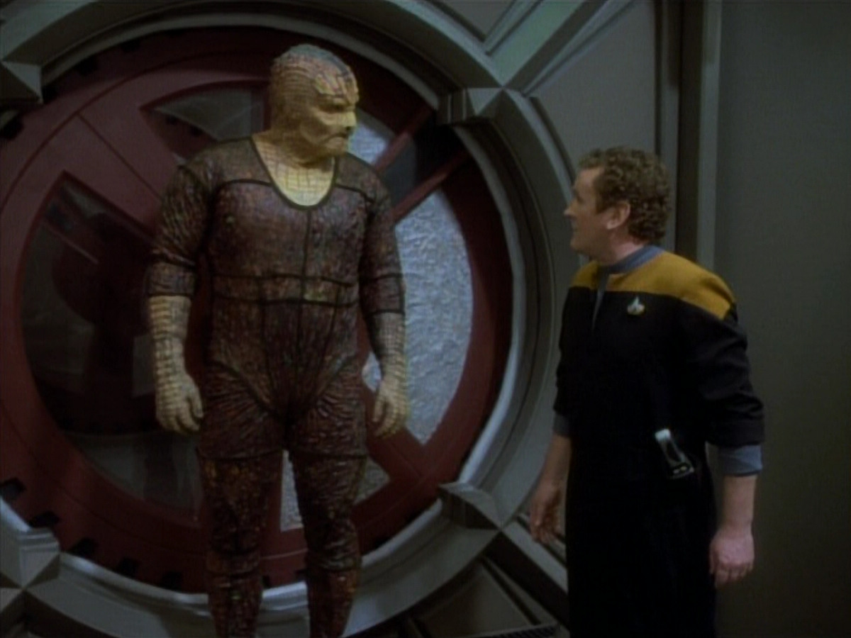 extant_StarTrekDS9_1x06-CaptivePursuitl_00837.jpg