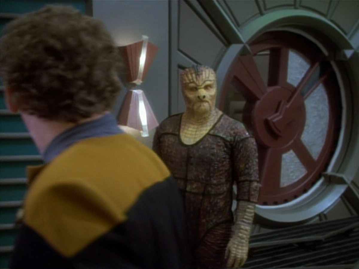 extant_StarTrekDS9_1x06-CaptivePursuitl_00855.jpg