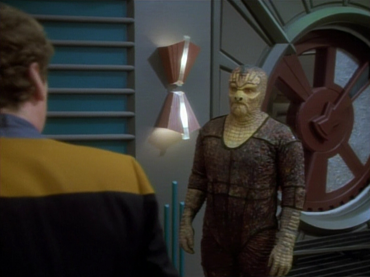 extant_StarTrekDS9_1x06-CaptivePursuitl_00856.jpg