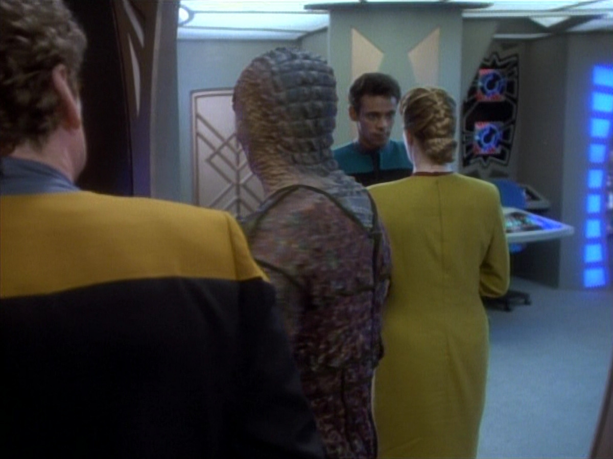 extant_StarTrekDS9_1x06-CaptivePursuitl_00882.jpg