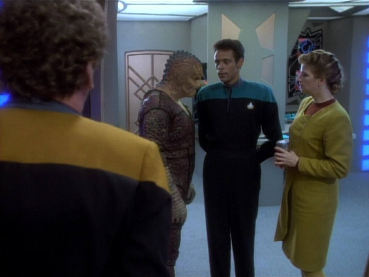 extant_StarTrekDS9_1x06-CaptivePursuitl_00890.jpg