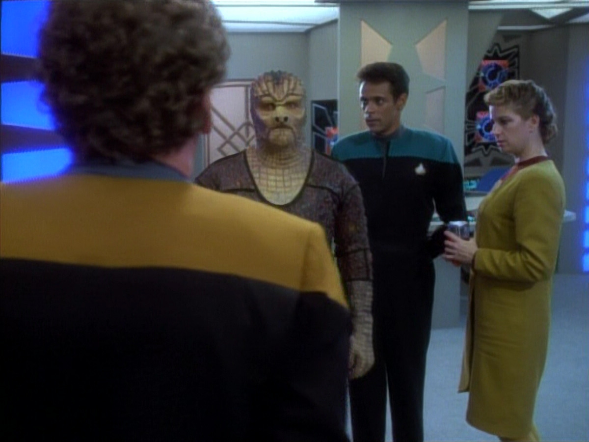 extant_StarTrekDS9_1x06-CaptivePursuitl_00897.jpg
