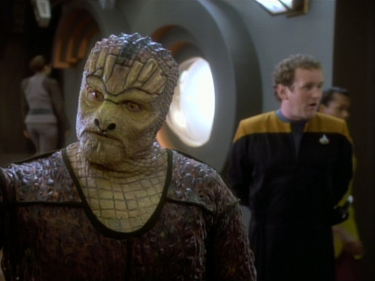extant_StarTrekDS9_1x06-CaptivePursuitl_00918.jpg
