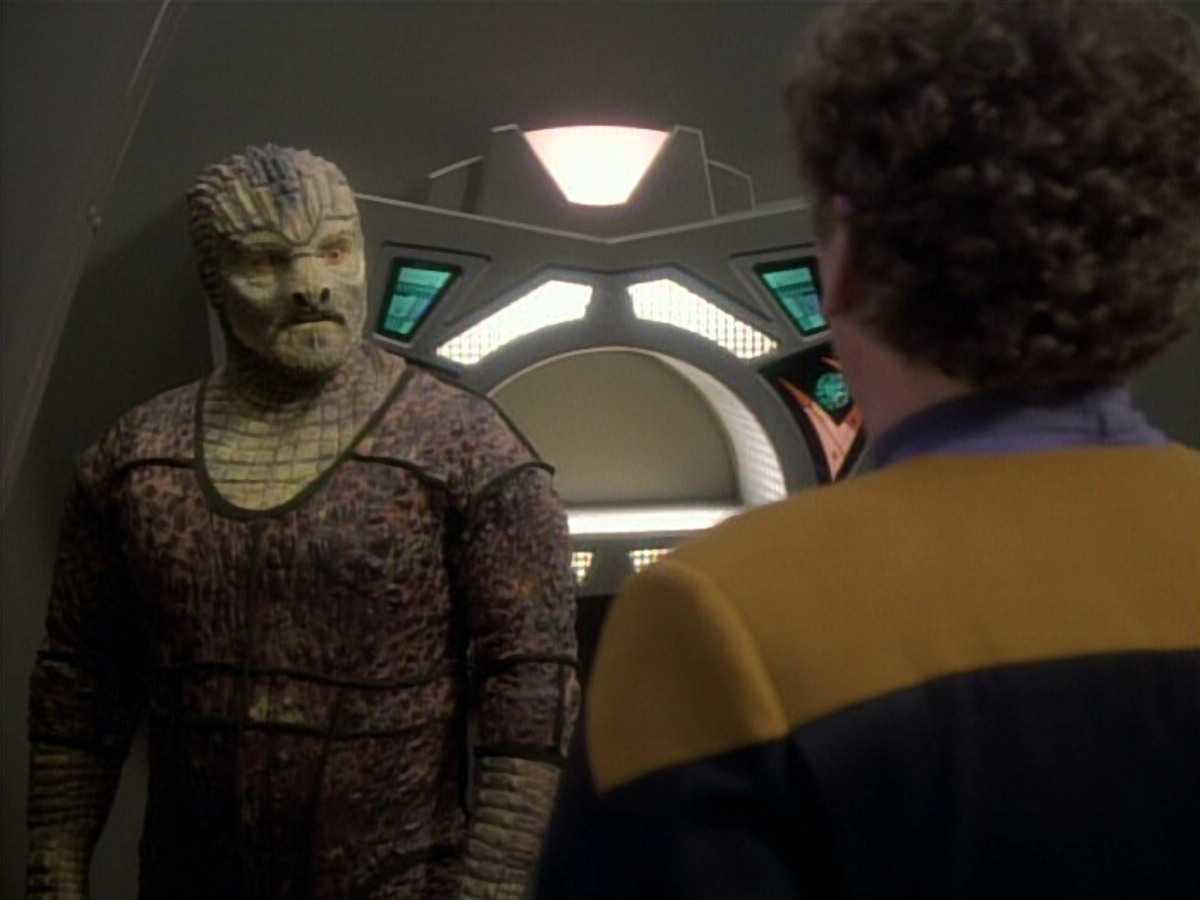 extant_StarTrekDS9_1x06-CaptivePursuitl_01107.jpg