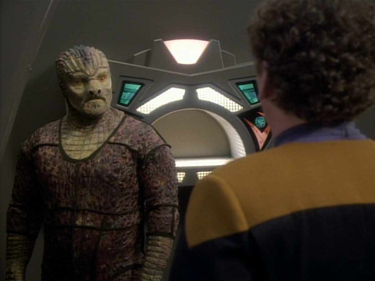 extant_StarTrekDS9_1x06-CaptivePursuitl_01108.jpg