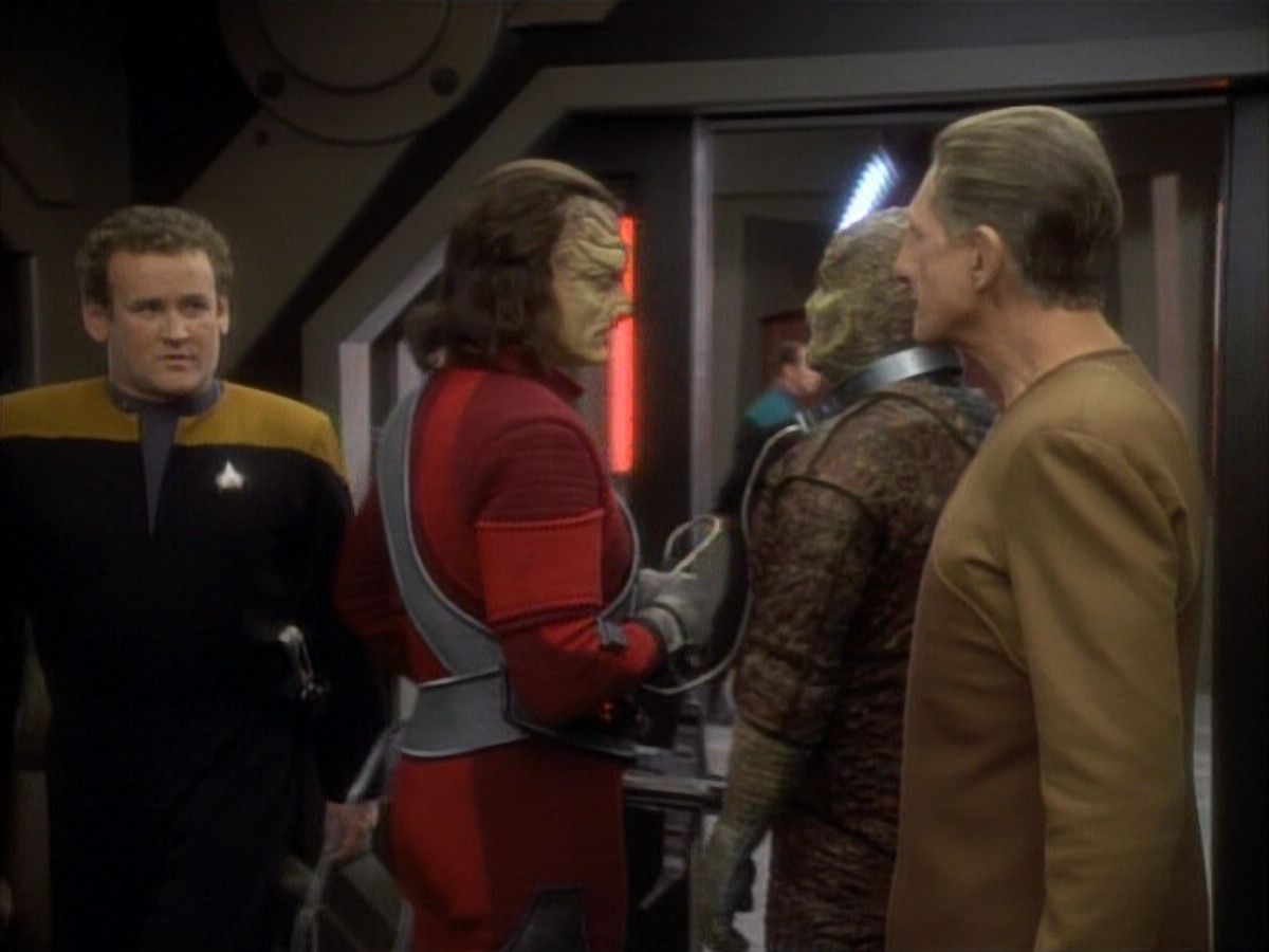 extant_StarTrekDS9_1x06-CaptivePursuitl_03118.jpg