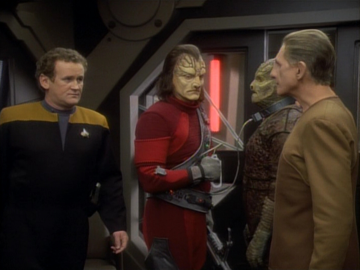extant_StarTrekDS9_1x06-CaptivePursuitl_03119.jpg