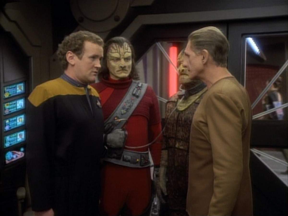 extant_StarTrekDS9_1x06-CaptivePursuitl_03124.jpg