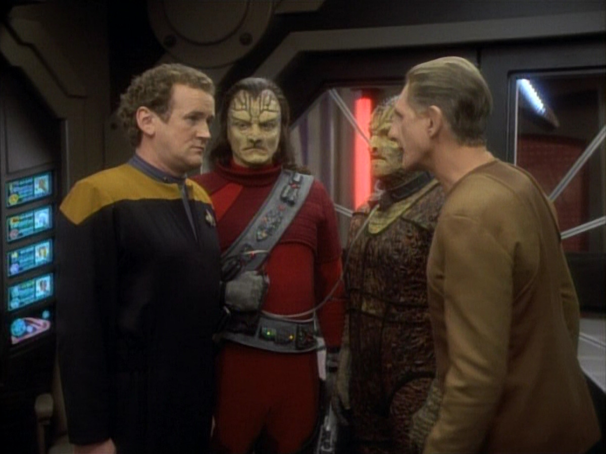 extant_StarTrekDS9_1x06-CaptivePursuitl_03127.jpg