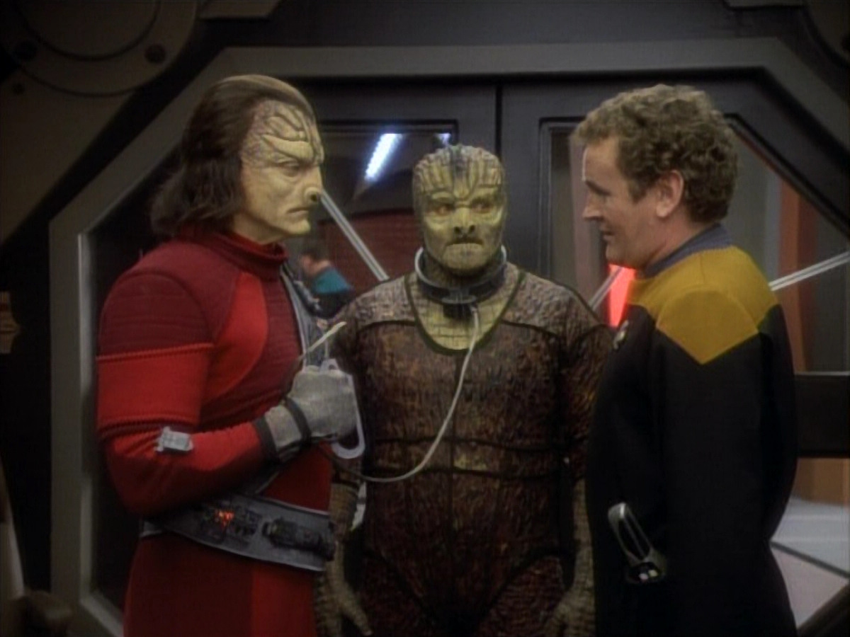 extant_StarTrekDS9_1x06-CaptivePursuitl_03143.jpg